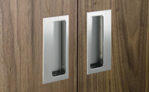 Flush pull handles