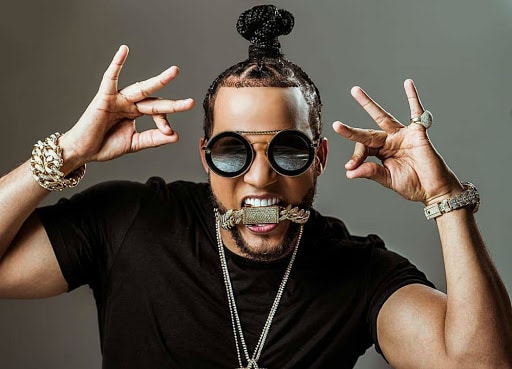 El Alfa with his chains on his mouth