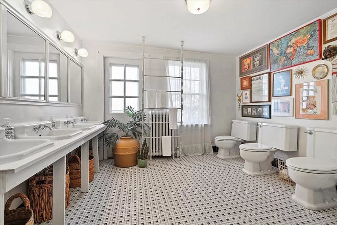 bathroom with 3 water closet and 3 sinks