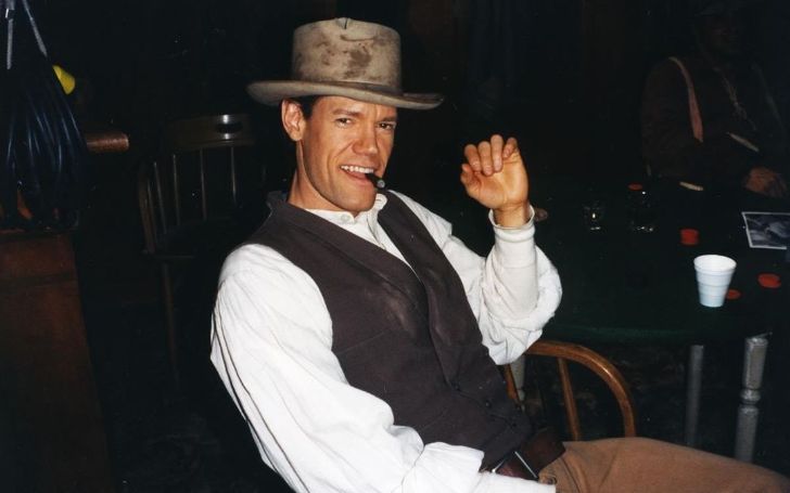 Randy Travis wearing a brown cow boy hat