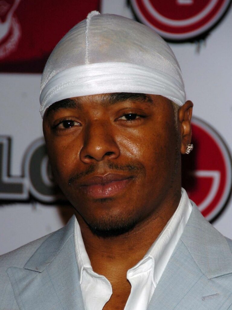 Sisqo wearing a white durag on his head