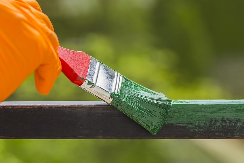 painting a wood with a green paint to prevent it from rusting